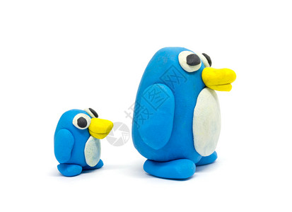 白色背景上的一对向右看的蓝色企鹅玩偶模型高清图片素材