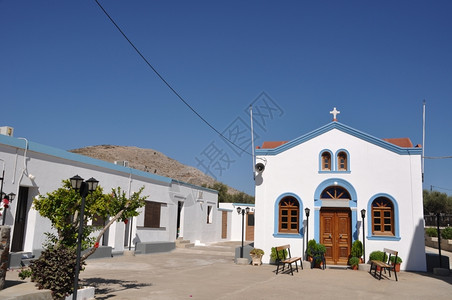 希腊普塞里莫斯岛美丽的蓝色和白教堂希腊华丽的蓝色天空仙人掌经典的图片