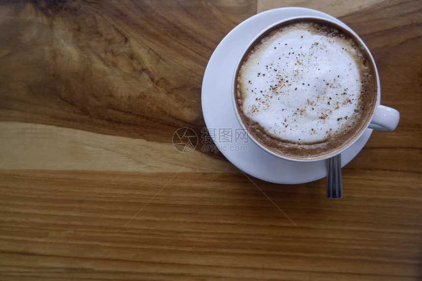 放松新鲜的休息以白咖啡杯装在木制的桌上图片