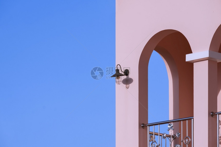 明亮的结构体托斯卡尼风格现代房屋建筑阳台的拱墙视蓝天空背景为侧面的透图斯卡尼风格工业的图片