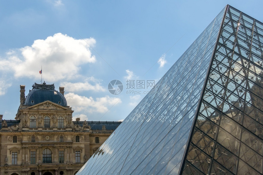 外部的卢浮宫博物馆和玻璃金字塔的旧面孔和现代玻璃金字塔卢浮宫博物馆和玻璃金字塔的外墙地标旅游图片