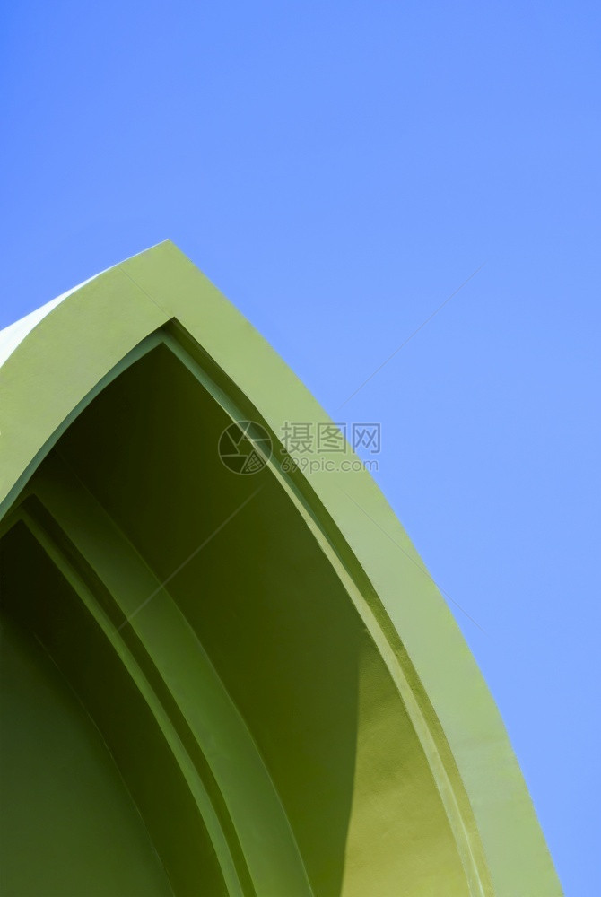 建筑学垂直框中蓝色天空背景和弯曲三角形状的绿色可移动屋顶的低角度视图阳光曲线图片