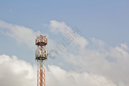 电信池塔用天线和无电设备对着蓝天的线和无电设备卫星5克收音机图片