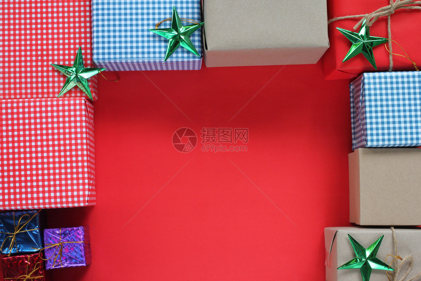 概念礼品箱和圣诞节装饰Top视图并有供设计使用的复制空间盒子礼物的图片