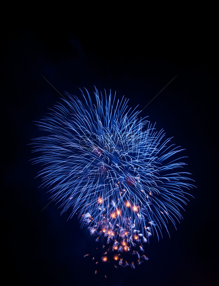 黑暗的颜色夜晚新年节日黑的蓝火花烟图片