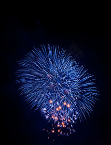 黑暗的颜色夜晚新年节日黑的蓝火花烟图片