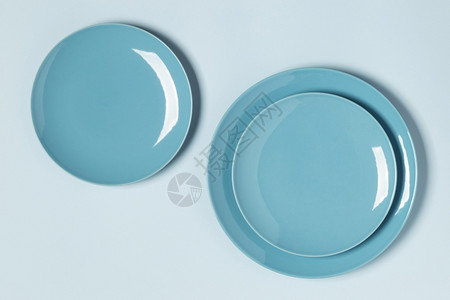 平蓝色板安排环境空的餐具背景图片