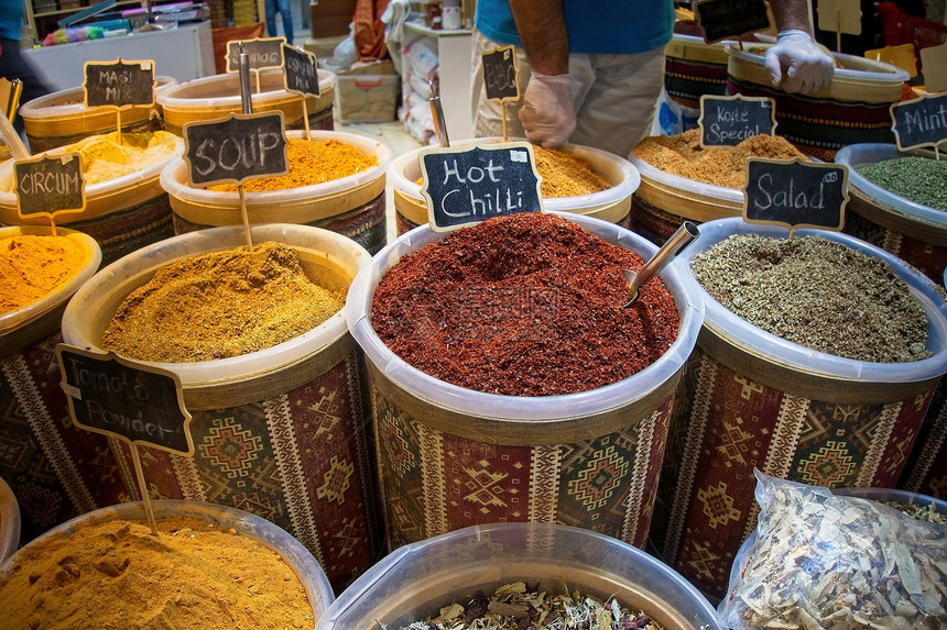 颜色黄的迪拜市场上印度香料索姆图片