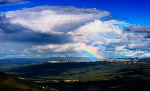 戏剧方向假期彩虹在挪威山风景背彩虹在挪威山风景背高清图片