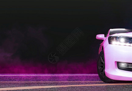 种族间的转弯夜晚多雾路段间沥青上的轿车和粉红色烟雾复印空间设计图片