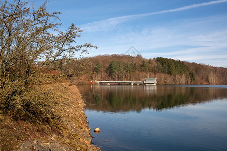 欧登泰尔户外Dhunn水库的全景象德国伯吉斯州Dhunn水库身体图片