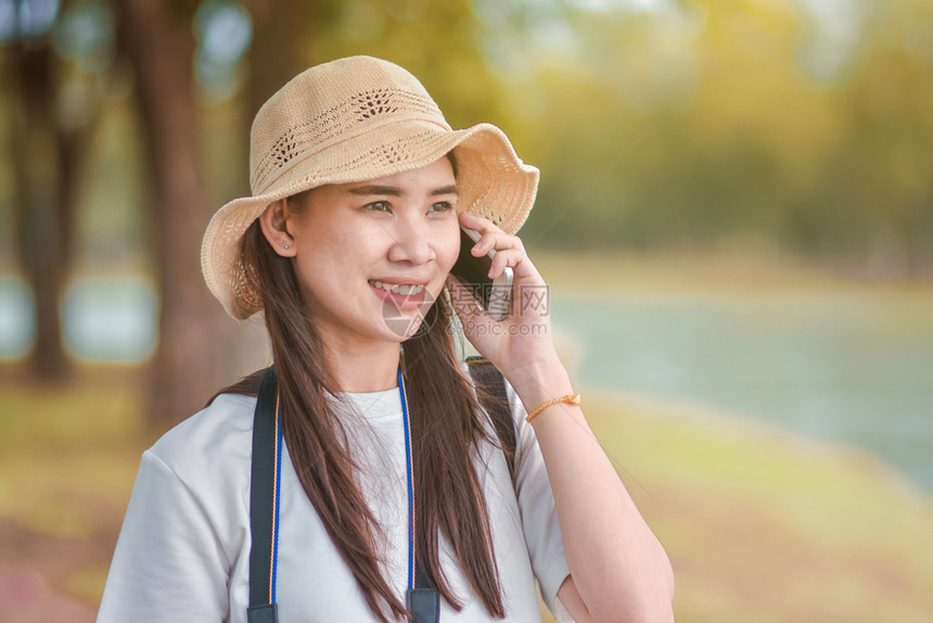 女士拥有移动智能电话的美女郎丽称呼图片