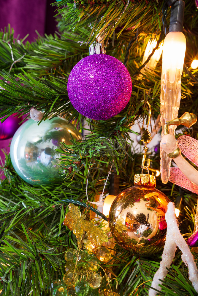 紫色主题下装饰圣诞树图片