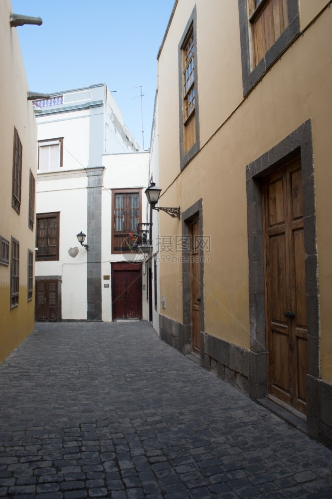 通道贝格塔老的旧城内有科布岩石的狭小侧街图片