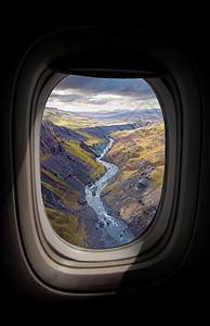 壮观飞机窗外的高原地区雷尼斯法拉高清图片