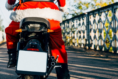 幸福圣诞老人骑着摩托车一辆背机复制文本空间圣诞节自行车图片