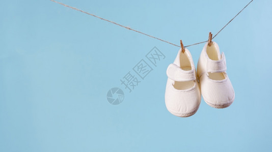挂在绳子上的婴儿的鞋图片