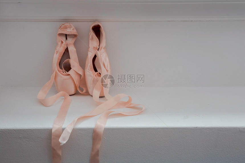 木制背景芭蕾舞女演员的足尖鞋粉色芭蕾舞木制背景芭蕾舞女演员的漂亮足尖鞋粉色芭蕾舞经典的服装丝滑图片