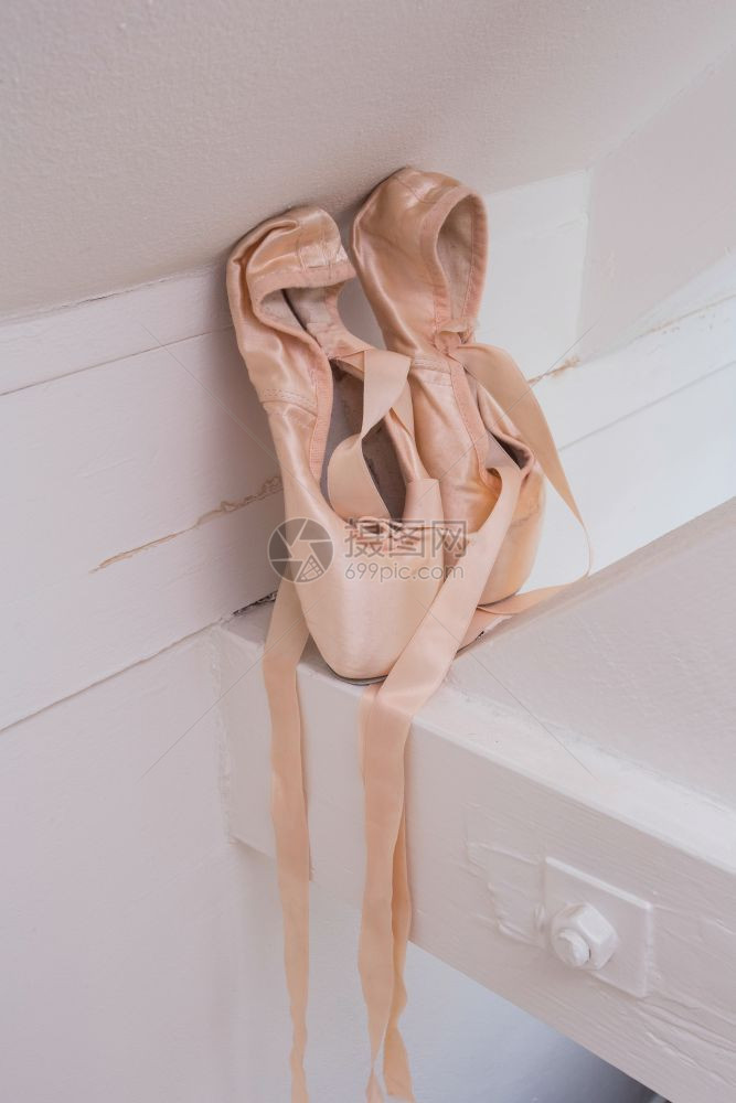 工作室艺术木制背景芭蕾舞女演员的足尖鞋粉色芭蕾舞木制背景芭蕾舞女演员的漂亮足尖鞋粉色芭蕾舞优雅的图片