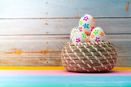 复活节鸡蛋日快乐的打猎装饰品草蓝色的孩子图片