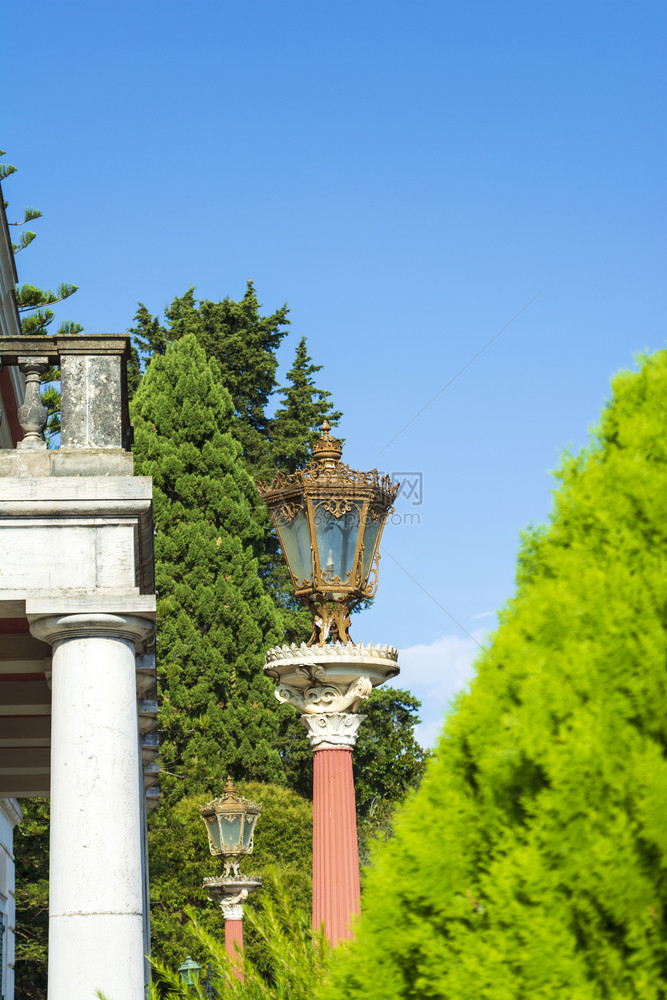 奢华古典希腊科孚岛蒙雷波斯宫的灯柱希腊科孚岛蒙雷波斯宫的灯柱地中海图片