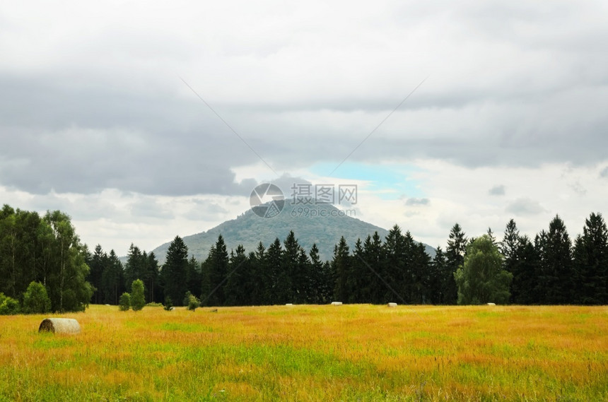 高地远足捷克瑞士在山地农村景观前线的实地活动区环境图片