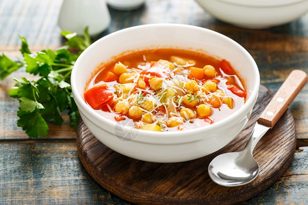吃健康素食主义者蔬菜汤碗托斯卡番茄鸡豆汤配有各种蔬菜百香和干酪图片