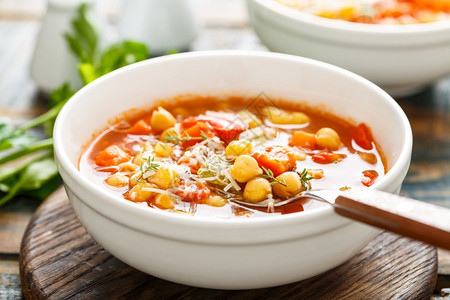 食谱健康饮蔬菜汤碗托斯卡番茄鸡豆汤配有各种蔬菜百香和干酪图片