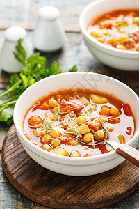 吃蔬菜汤碗托斯卡番茄鸡豆汤配有各种蔬菜百香和干酪桌子夏南瓜图片