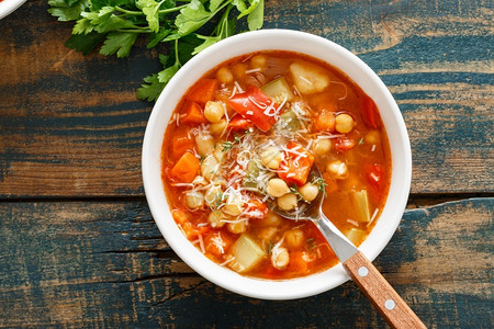 蔬菜汤碗托斯卡番茄鸡豆汤配有各种蔬菜百香和干酪多于食物胡萝卜图片