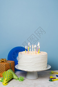 第80届甜点燃蜡烛生日蛋糕蓝色的图片