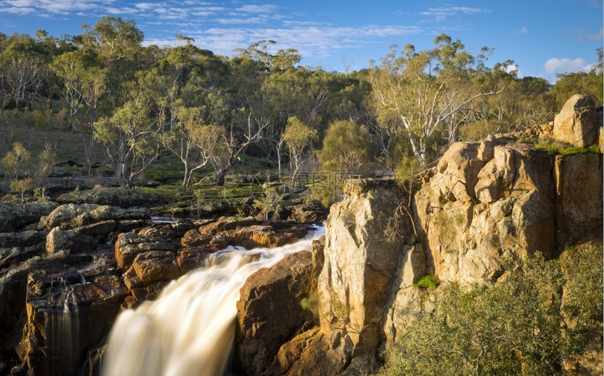 美丽的尼格塔瀑布在澳大利亚西维多州冬季的潮流很大公园延时摄影多岩石的图片