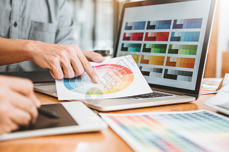 商业艺术家制图设计师会议在工作场所利用图形平板战略高清图片素材