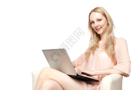 愉快带着笔记本电脑的年轻美丽笑容女肖像成人黑发图片