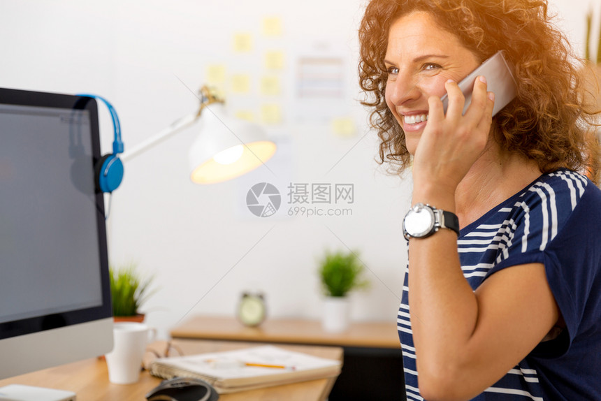 女商人办公室的中年妇女打个电话成人图片