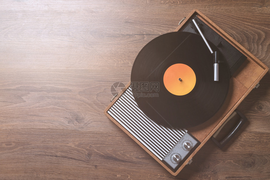 在木制桌子顶视图和复制空间上有乙烯胶唱片的老式喇叭photo最佳经典的留声机图片