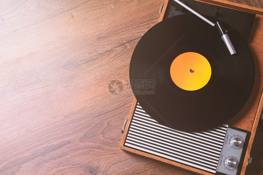 光盘记录在木制桌子顶视图和复制空间上有乙烯胶唱片的老式喇叭photo70年代图片