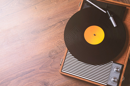光盘记录在木制桌子顶视图和复制空间上有乙烯胶唱片的老式喇叭photo70年代背景
