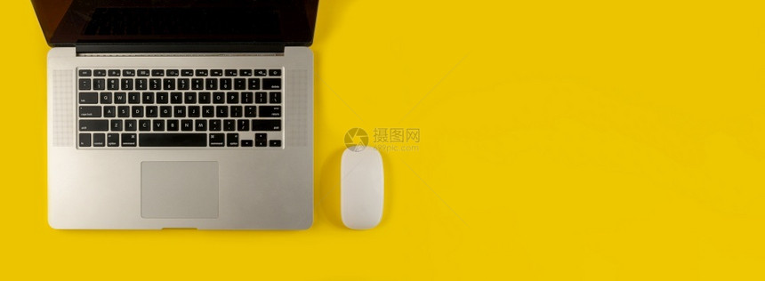 金融的黄色背景上笔记本电脑和鼠标的顶部视图平面布局组合黄色背景上带有笔记本电脑和鼠标的黄色背景上笔记本电脑和鼠标的顶部视图网络办图片