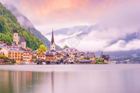 阿尔卑斯山脉欧洲奥地利著名的Hallstatt村的景象庄户外风优美日落高清图片素材