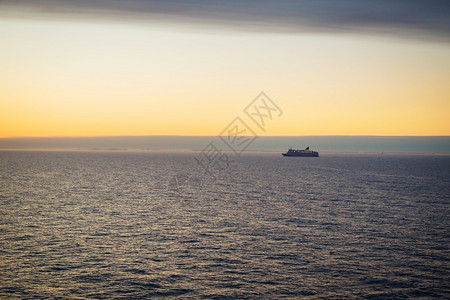岛黎明时轮渡航帆黎明时轮渡航帆天上风光轮廓旅游图片