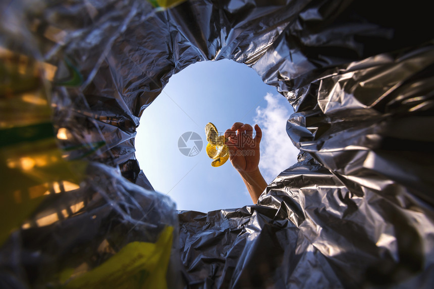 香蕉皮被扔进垃圾袋中处理从篮子的内脏看一最佳为了浪费图片