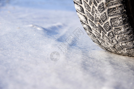 冬季起动的雪车轮胎橡胶冻结安全背景