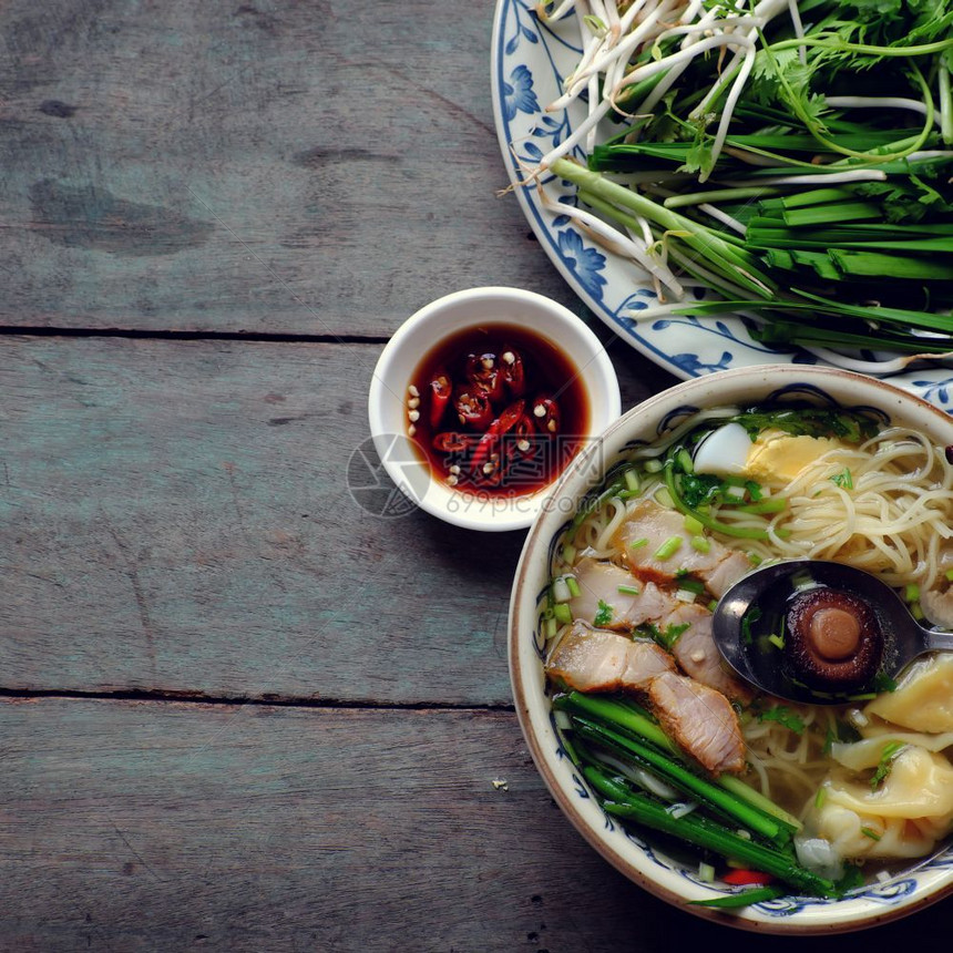 越南的自制食物鸡蛋面汤和圆饼丰富多彩的食品成分以吃鸡蛋猪肉汤花生豆芽羊毛蔬菜等食用的物云吞面条图片