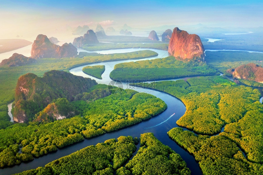 雅在泰国日出时天亮风景如山的PhangNga湾树旅行图片