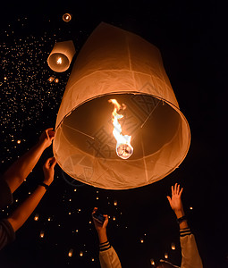 纸火夜晚人们文化在泰国清迈举行的Lanna佛教传统仪式漂浮灯或Yeepeng仪式背景