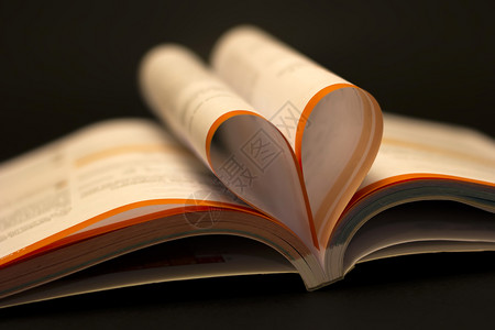 心形书签素材木制的排爱读一本书概念开放有心形页面在黑桌教育背景上回到学校概念中一种背景