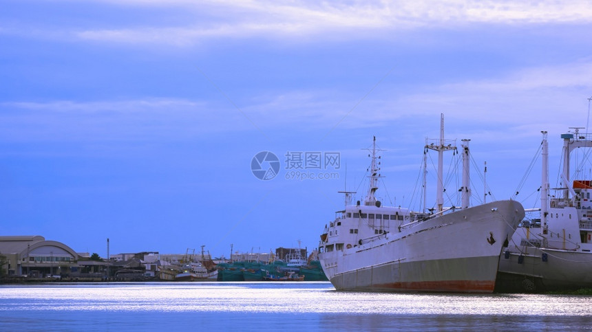 有选择地关注大型渔船许多只停泊在沿海工业社区的港口晚上对蓝天的色空有选择的着眼点血管亚洲钓鱼图片