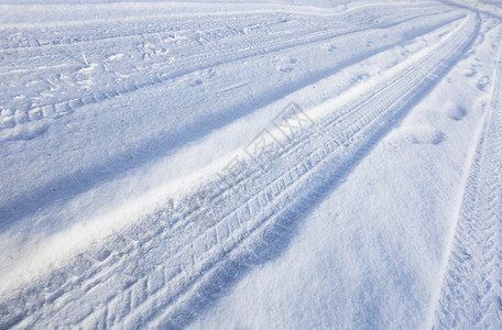 积雪覆盖的机动车道冬天的雪飘冰巷道高速公路图片