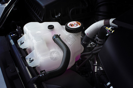 体液等级汽车部件概念内具有粉红色液体防冻暖气系统的冷却罐汽车部件概念图片